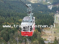 Liberec to miasto położone między masywem Góry Jeśted a Górami Izerskimi. Na górze Jeśted zbudowano charkterystyczną wieżę z resturacjami i hotelem na niższych poziomach. Pod wyciągi z cenrum miasta dojedziemy tramwajem, a na szczyt Jeśtedu wjedziemy kabinową kolejką górską, dla narciarzy zbudowano 3 wyciągi krzesełkowe i kilka orczykowych, w sumie o przepustowości około 10000 naciarzy na godzinę. Ze szczytów góry zjedziemy trasami czerwonymi, czarną i niebieskimi oraz specjalną trasą saneczkową. Skocznie narciarskie są obsługiwane przez specjalny wyciąg dla skoczków. W Libercu znajduje się również stadion zimowy z trasą dla narciarstwa biegowego i lodowisko. Dla narciarzy w okolicach jest znacznie więcej możliwości, dostępne są stoki gór Izerskich oraz skibus do Harrachova i Rokietnicy n.Izerą. Tradycje sportowe Liberca sięgają dawnych czasów, w których powstawały pierwsze kluby sportowe w Czechach. Oczywiście poza sezonem zimowym w Libecu i jego okolicach turystyka i sport również kwitną. U stóp Góry Jeśted jest położony Gol Club Jeśted oraz całoroczne Centrum Babylon z Hotelem Babylon, Wellness centrum, z centrum kongresowym, Aquaparkiem ze zjeżdżalniami, światem saun, jacuzzi, jaskiniami wodnymi i basenami, IQparkiem, Lunaparkiem, krytym 18 dołkowym polem golfowym, kręgielnią, dyskoteką, kasynem i kilkoma restauracjami, z własną uliczką ze sklepami i pocztą. Osobną atrakcją Babylonu w stylu antycznych łaźni jest dział Wellness, który stał się filozofią życia, odżywiania, odnoszenia się do innych ludzi oraz sztuką odpoczynku w dzisiejszych pełnych pośpiechu czasach. Liberec z kilkoma polami golfowymi ma sporo atrakcji dla miłósników gry w golfa.