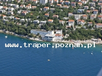 Hotel Dramalj położony w Dramalj koło Crikvenicy, Chorwacja. Łatwy dojazd samochodem lub z lotniska Rijeka. Hotel Dramalj znajduje się nad samym morzem w spokojnej dzielnicy, z dala od hałasu i ruchliwej ulicy. Wypoczynek w Hotelu Dramalj polecany jest szczególnie rodzinom z dziećmi i osobom poszukającym spokojnego wypoczynku nad Adriatykiem. Większość pokoi jest z widokiem na morze, pokoje zostały odnowione i wyposażone w nowe meble. Do dyspozycji gości jest restauracja i bar z tarasem nad samym morzem. Z tarasu Hotelu Dramalj roztacza się piękny widok na morze i Wyspę Krka. U stóp tarasu rozpościera się plaża żwirowo kamienista i betonowa.