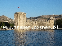 Trogir jest położony 20 km od Splitu. Chorwacja. Trogir to stare malownicze miasto śr&oacute;dziemnomorskie, położone na wyspie. Zabytkowa star&oacute;wka z katedrą św. Lovro z romańskim porta