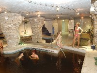 Hajduszoboszl&oacute; tutaj znajduje się największy w Europie kompleks wodny Hungarospa. Olbrzymie kąpielisko z wieloma basenami termalnymi, z falami, rekreacyjnymi, pływackimi, basenami leczniczy