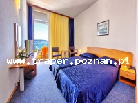 Trogir jest położony 20 km od Splitu. Chorwacja. Trogir to stare malownicze miasto śr&oacute;dziemnomorskie, położone na wyspie. Zabytkowa star&oacute;wka z katedrą św. Lovro z romańskim porta