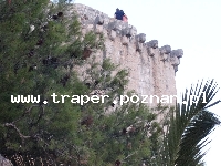 Trogir jest położony 20 km od Splitu. Chorwacja. Trogir to stare malownicze miasto śr&oacute;dziemnomorskie, położone na wyspie. Zabytkowa star&oacute;wka z katedrą św. Lovro z romańskim porta