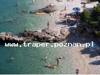 Podgora jest położona w południowej części Chorwacji, w Dalmacji, 10 km od Makarskiej. Znajduje się na Riwierze Makarskiej. Na turyst&oacute;w czekają malownicze plaże, krystalicznie czysta wo