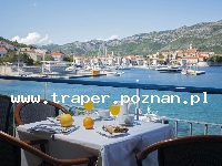 Korcula - wyspa słońca, wina i bogatej historii, to najbardziej śr&oacute;dziemnomorska wyspa Dalmacji, z niej pochodził Marco Polo. Miasteczko Korcula rozwijało się przez wiele lat. Do dzisiaj 