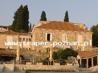 Korcula - wyspa słońca, wina i bogatej historii, to najbardziej śr&oacute;dziemnomorska wyspa Dalmacji, z niej pochodził Marco Polo. Miasteczko Korcula rozwijało się przez wiele lat. Do dzisiaj 
