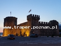 Trogir jest położony 20 km od Splitu. Chorwacja. Trogir to stare malownicze miasto śr&oacute;dziemnomorskie, położone na wyspie. Zabytkowa star&oacute;wka z katedrą św. Lovro z romańskim porta