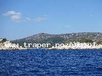 Trogir jest położony 20 km od Splitu. Chorwacja. Trogir to stare malownicze miasto śr&oacute;dziemnomorskie, położone na wyspie. Zabytkowa star&oacute;wka z katedrą św. Lovro z romańskim porta