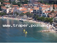 Podgora jest położona w południowej części Chorwacji, w Dalmacji, 10 km od Makarskiej. Znajduje się na Riwierze Makarskiej. Na turyst&oacute;w czekają malownicze plaże, krystalicznie czysta wo