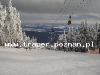 Jańskie Łaźnie leżą na południowym stoku Karkonoszy, na wysokości 670 m.n.p.m., panuje tu stosunkowo ciepły, podg&oacute;rski klimat, charakteryzujący się wysokim nasłonecznieniem. Trasy na