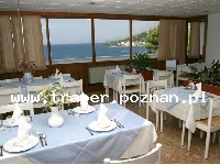Podgora jest położona w południowej części Chorwacji, w Dalmacji, 10 km od Makarskiej. Znajduje się na Riwierze Makarskiej. Na turyst&oacute;w czekają malownicze plaże, krystalicznie czysta wo