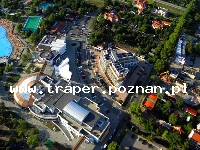 Hajduszoboszl&oacute; tutaj znajduje się największy w Europie kompleks wodny Hungarospa. Olbrzymie kąpielisko z wieloma basenami termalnymi, z falami, rekreacyjnymi, pływackimi, basenami leczniczy