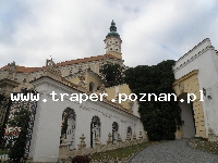 Mikulov to ciekawe miasteczko położone przy granicy z Austrią na wzg&oacute;rzu. Sercem miasteczka jest gotycki zamek położony na wzg&oacute;rzu, dawniej własność Lichtenstein&oacute;w, p&oacu