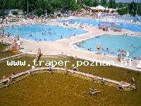 Hajduszoboszl&oacute; tutaj znajduje się największy w Europie kompleks wodny Hungarospa. Olbrzymie kąpielisko z wieloma basenami termalnymi, z falami, rekreacyjnymi, pływackimi, basenami leczniczy
