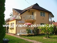 Zalakaros jest położone na południe od Balatonu blisko granicy z Austrią i Chorwacją, 30 km od miasta Balatonmariafurdo. W Zalakaros znajduje się nowoczene interesujące kąpielisko termalne. K�