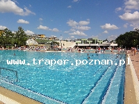 Hajduszoboszl&oacute; tutaj znajduje się największy w Europie kompleks wodny Hungarospa. Olbrzymie kąpielisko z wieloma basenami termalnymi, z falami, rekreacyjnymi, pływackimi, basenami leczniczy