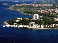 Vodice to pięknie położone małe miasteczko nad samym morzem, posiada starą zabudowę i port jachtowy. Wieczorem światła knajpek i tawern odbijają się w krystalicznie czystej wodzie Adriatyku.