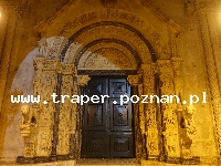 Trogir jest położony 20 km od Splitu. Chorwacja. Trogir to stare malownicze miasto śr&oacute;dziemnomorskie, położone na wyspie. Zabytkowa star&oacute;wka z katedrą św. Lovro z romańskim porta