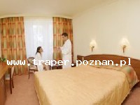 Hajduszoboszl&oacute; tutaj znajduje się największy w Europie kompleks wodny Hungarospa. Olbrzymie kąpielisko z wieloma basenami termalnymi, z falami, rekreacyjnymi, pływackimi, basenami leczniczy