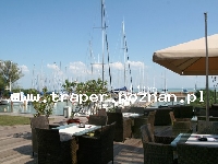 Balaton to największe jezioro w Europie Środkowej. Latem szybko się nagrzewa do temperatury 21-28&deg;C. Średnia głębokość 4 m. Południowy brzeg jest płytszy i można spacerować daleko w je