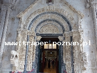 Trogir jest położony 20 km od Splitu. Chorwacja. Trogir to stare malownicze miasto śr&oacute;dziemnomorskie, położone na wyspie. Zabytkowa star&oacute;wka z katedrą św. Lovro z romańskim porta
