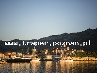 Korcula - wyspa słońca, wina i bogatej historii, to najbardziej śr&oacute;dziemnomorska wyspa Dalmacji, z niej pochodził Marco Polo. Miasteczko Korcula rozwijało się przez wiele lat. Do dzisiaj 
