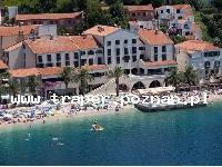 Podgora jest położona w południowej części Chorwacji, w Dalmacji, 10 km od Makarskiej. Znajduje się na Riwierze Makarskiej. Na turyst&oacute;w czekają malownicze plaże, krystalicznie czysta wo