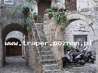 Trogir jest położony 20 km od Splitu. Chorwacja. Trogir to stare malownicze miasto śr&oacute;dziemnomorskie, położone na wyspie. Zabytkowa star&oacute;wka z katedrą św. Lovro z romańskim porta