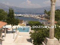 Korcula - wyspa słońca, wina i bogatej historii, to najbardziej śr&oacute;dziemnomorska wyspa Dalmacji, z niej pochodził Marco Polo. Miasteczko Korcula rozwijało się przez wiele lat. Do dzisiaj 