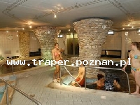 Hajduszoboszl&oacute; tutaj znajduje się największy w Europie kompleks wodny Hungarospa. Olbrzymie kąpielisko z wieloma basenami termalnymi, z falami, rekreacyjnymi, pływackimi, basenami leczniczy