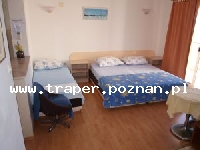 Podgora jest położona w południowej części Chorwacji, w Dalmacji, 10 km od Makarskiej. Znajduje się na Riwierze Makarskiej. Na turyst&oacute;w czekają malownicze plaże, krystalicznie czysta wo