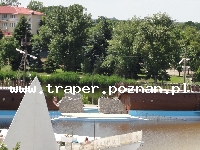 Hajduszoboszl&oacute; tutaj znajduje się największy w Europie kompleks wodny Hungarospa. Olbrzymie kąpielisko z wieloma basenami termalnymi, z falami, rekreacyjnymi, pływackimi, basenami leczniczy