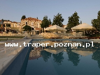 Korcula - wyspa słońca, wina i bogatej historii, to najbardziej śr&oacute;dziemnomorska wyspa Dalmacji, z niej pochodził Marco Polo. Miasteczko Korcula rozwijało się przez wiele lat. Do dzisiaj 
