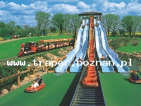 Sierksdorf jest położone nad samym Morzem Bałtyckim, 30 km na północ od Lubeki. Znajduje się tutaj Hansa Park,  jedyny nadmorski park rozrywki. Niemiecki Hansa Park to jeden z najwię