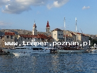 Trogir jest położony 20 km od Splitu. Chorwacja. Trogir to stare malownicze miasto śr&oacute;dziemnomorskie, położone na wyspie. Zabytkowa star&oacute;wka z katedrą św. Lovro z romańskim porta