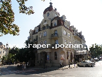 Sopot jest popularnym kurortem nadmorskim, miastem uzdrowiskowym, po II wojnie światowej znanym z organizowanych tam od 1961 w Operze Leśnej konkurs&oacute;w piosenki Sopot Festival. Miasto posiada 
