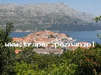 Korcula - wyspa słońca, wina i bogatej historii, to najbardziej śr&oacute;dziemnomorska wyspa Dalmacji, z niej pochodził Marco Polo. Miasteczko Korcula rozwijało się przez wiele lat. Do dzisiaj 