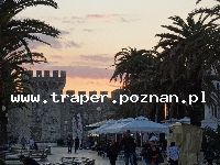 Trogir jest położony 20 km od Splitu. Chorwacja. Trogir to stare malownicze miasto śr&oacute;dziemnomorskie, położone na wyspie. Zabytkowa star&oacute;wka z katedrą św. Lovro z romańskim porta