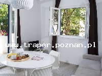 Korcula - wyspa słońca, wina i bogatej historii, to najbardziej śr&oacute;dziemnomorska wyspa Dalmacji, z niej pochodził Marco Polo. Miasteczko Korcula rozwijało się przez wiele lat. Do dzisiaj 
