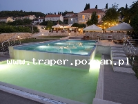 Korcula - wyspa słońca, wina i bogatej historii, to najbardziej śr&oacute;dziemnomorska wyspa Dalmacji, z niej pochodził Marco Polo. Miasteczko Korcula rozwijało się przez wiele lat. Do dzisiaj 