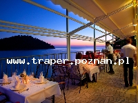 Korcula - wyspa słońca, wina i bogatej historii, to najbardziej śr&oacute;dziemnomorska wyspa Dalmacji, z niej pochodził Marco Polo. Miasteczko Korcula rozwijało się przez wiele lat. Do dzisiaj 